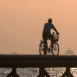 Cycliste � contre-jour sur la jet�e